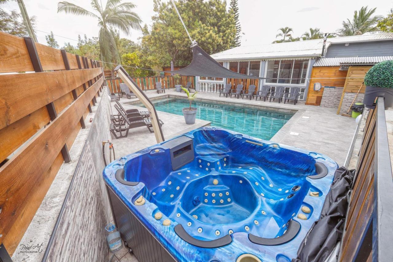 Villa L'avocat avec piscine chauffée et jacuzzi à Le Tampon Extérieur photo
